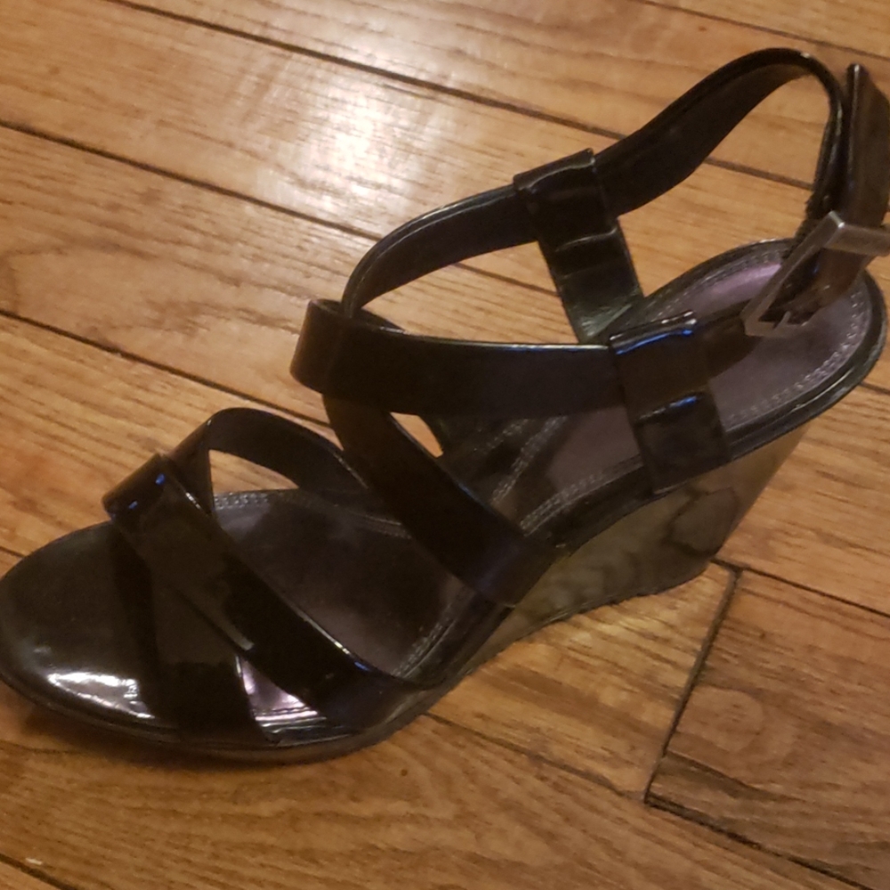 VERA WANG BLACK PATTEN LEATHER WEDGE SHOES